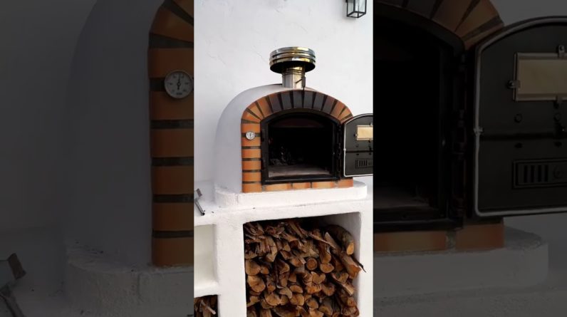 Authentic Pizza Oven      📸blancobungalow